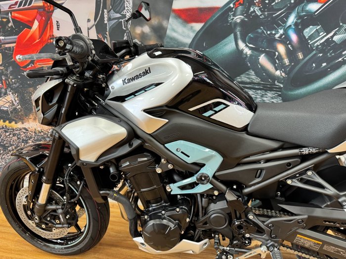 2025 Kawasaki Z900 SUPERNAKED Galaxy Silver / Metallic Spark Black
