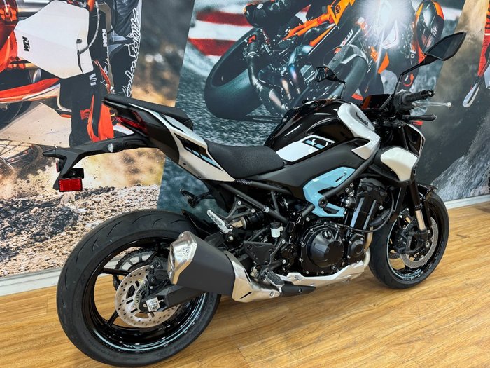 2025 Kawasaki Z900 SUPERNAKED Galaxy Silver / Metallic Spark Black