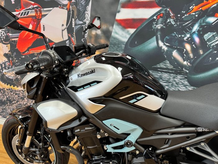 2025 Kawasaki Z900 SUPERNAKED Galaxy Silver / Metallic Spark Black