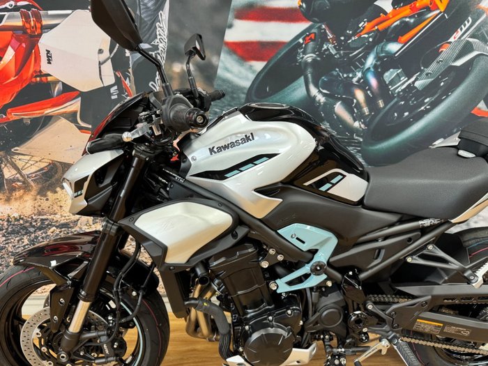 2025 Kawasaki Z900 SUPERNAKED Galaxy Silver / Metallic Spark Black