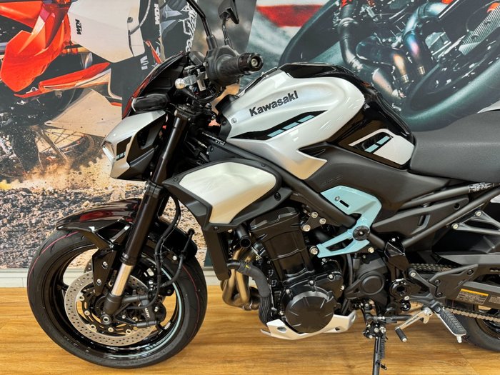 2025 Kawasaki Z900 SUPERNAKED Galaxy Silver / Metallic Spark Black
