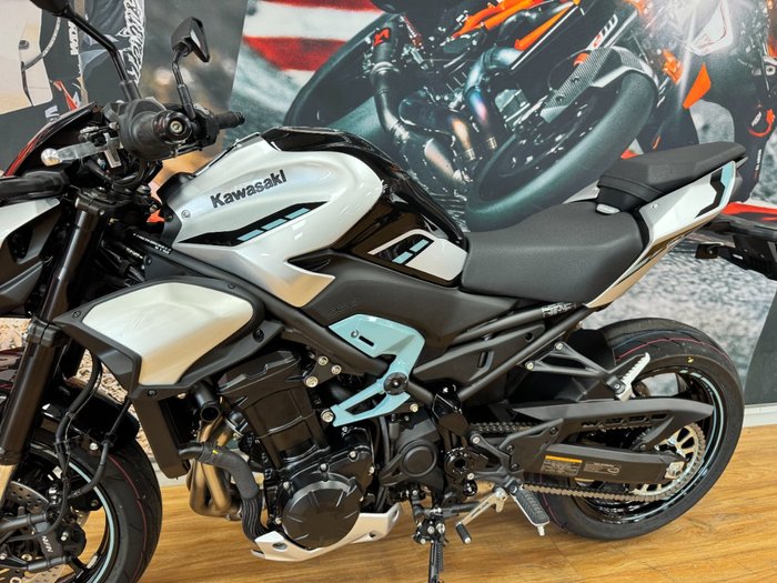 2025 Kawasaki Z900 SUPERNAKED Galaxy Silver / Metallic Spark Black