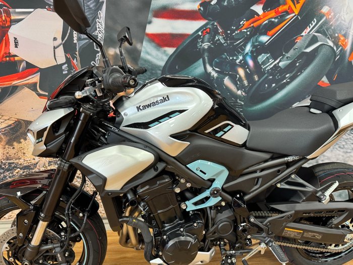 2025 Kawasaki Z900 SUPERNAKED Galaxy Silver / Metallic Spark Black