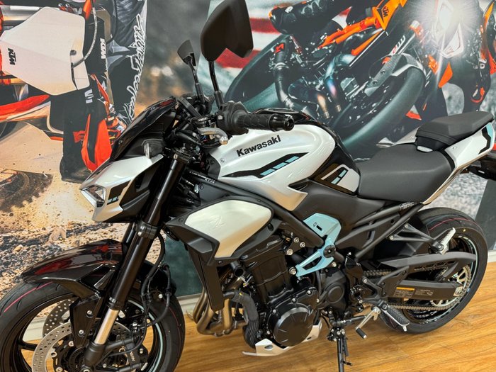 2025 Kawasaki Z900 SUPERNAKED Galaxy Silver / Metallic Spark Black