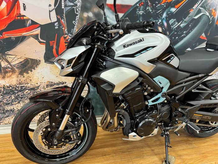 2025 Kawasaki Z900 SUPERNAKED Galaxy Silver / Metallic Spark Black