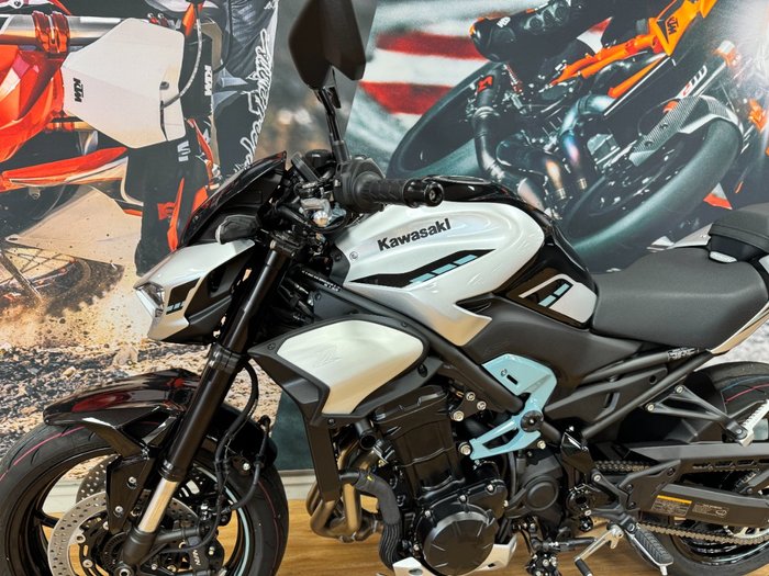 2025 Kawasaki Z900 SUPERNAKED Galaxy Silver / Metallic Spark Black