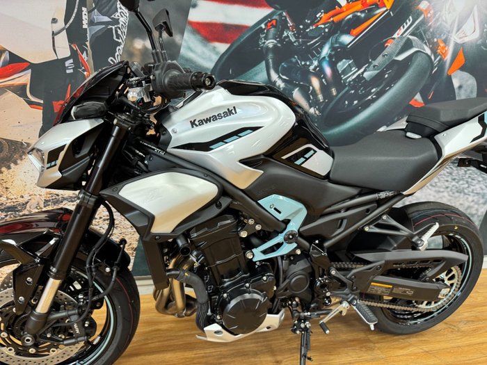 2025 Kawasaki Z900 SUPERNAKED Galaxy Silver / Metallic Spark Black