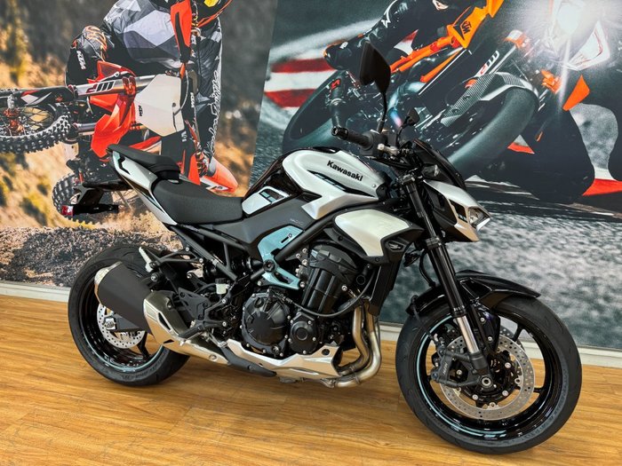 2025 Kawasaki Z900 SUPERNAKED Galaxy Silver / Metallic Spark Black