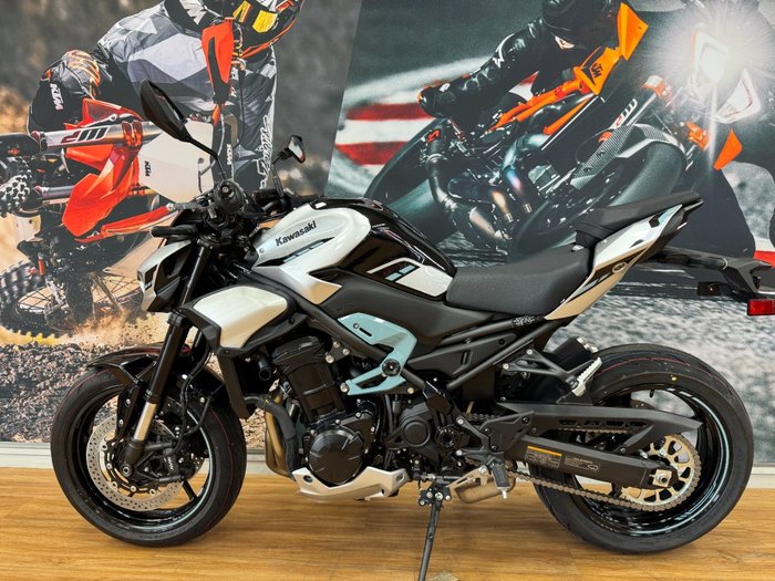 2025 Kawasaki Z900 SUPERNAKED Galaxy Silver / Metallic Spark Black