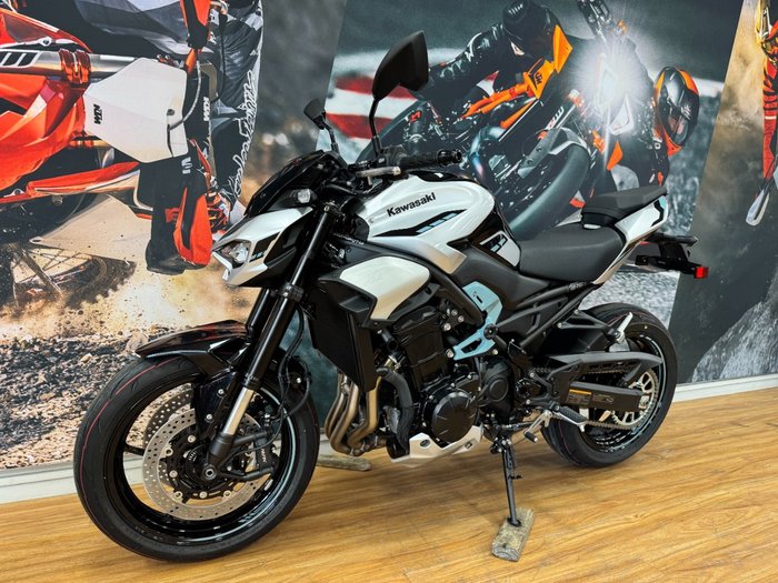 2025 Kawasaki Z900 SUPERNAKED Galaxy Silver / Metallic Spark Black