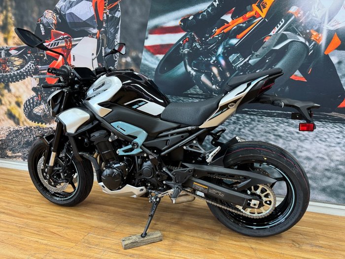 2025 Kawasaki Z900 SUPERNAKED Galaxy Silver / Metallic Spark Black