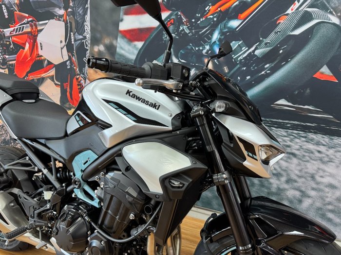 2025 Kawasaki Z900 SUPERNAKED Galaxy Silver / Metallic Spark Black