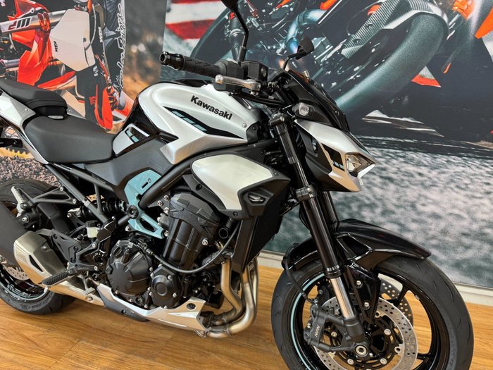 2025 Kawasaki Z900 SUPERNAKED Galaxy Silver / Metallic Spark Black