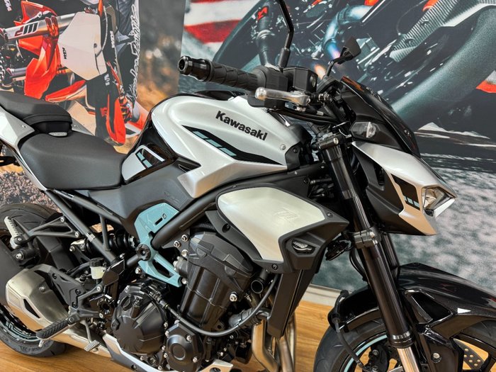 2025 Kawasaki Z900 SUPERNAKED Galaxy Silver / Metallic Spark Black