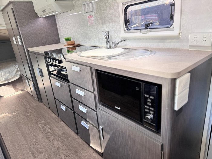 2018 Jayco Expanda Outback 17.56 Off-Road Bunk Family Van