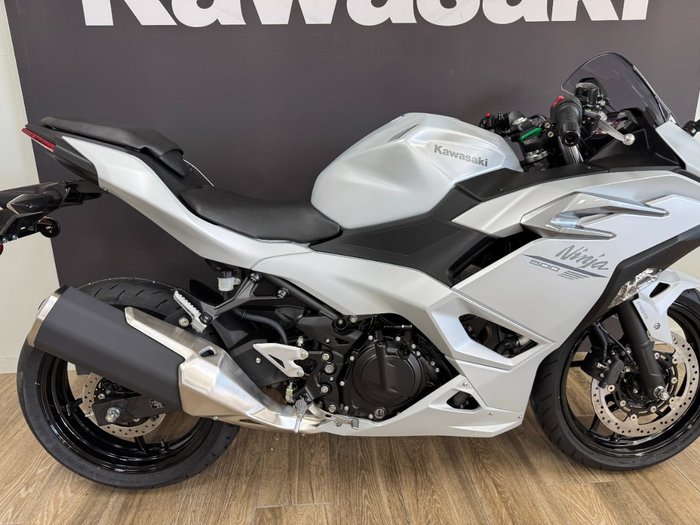 2025 Kawasaki NINJA 500 METALLIC MOONDUST GREY