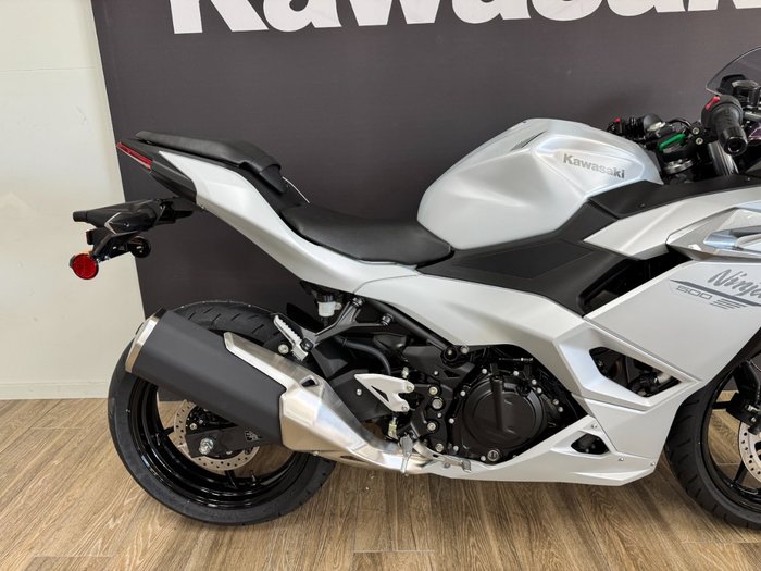 2025 Kawasaki NINJA 500 METALLIC MOONDUST GREY