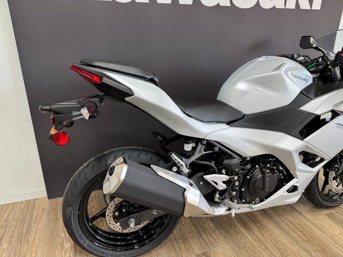 2025 Kawasaki NINJA 500 METALLIC MOONDUST GREY