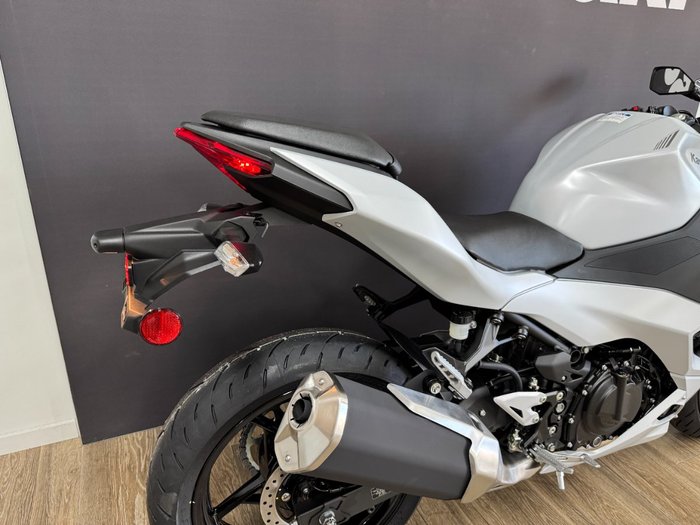 2025 Kawasaki NINJA 500 METALLIC MOONDUST GREY