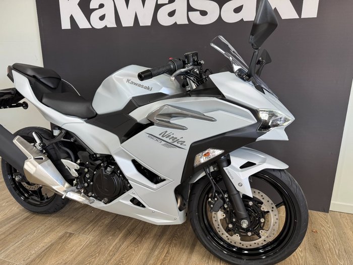 2025 Kawasaki NINJA 500 METALLIC MOONDUST GREY