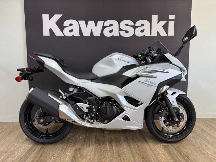 2025 Kawasaki NINJA 500 METALLIC MOONDUST GREY