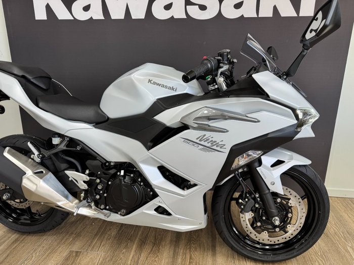 2025 Kawasaki NINJA 500 METALLIC MOONDUST GREY