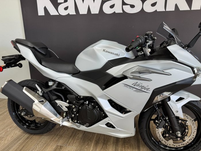 2025 Kawasaki NINJA 500 METALLIC MOONDUST GREY
