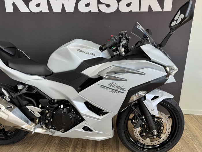 2025 Kawasaki NINJA 500 METALLIC MOONDUST GREY