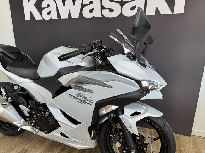 2025 Kawasaki NINJA 500 METALLIC MOONDUST GREY