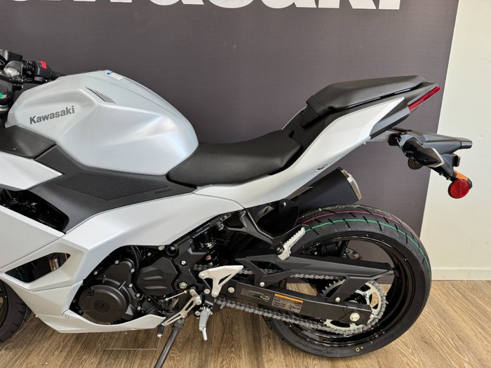 2025 Kawasaki NINJA 500 METALLIC MOONDUST GREY