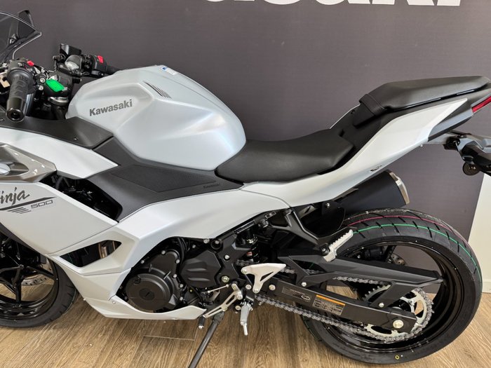 2025 Kawasaki NINJA 500 METALLIC MOONDUST GREY