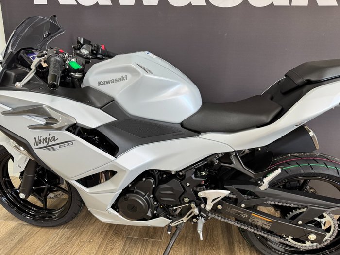 2025 Kawasaki NINJA 500 METALLIC MOONDUST GREY