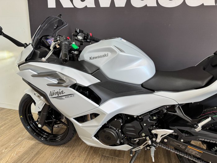 2025 Kawasaki NINJA 500 METALLIC MOONDUST GREY
