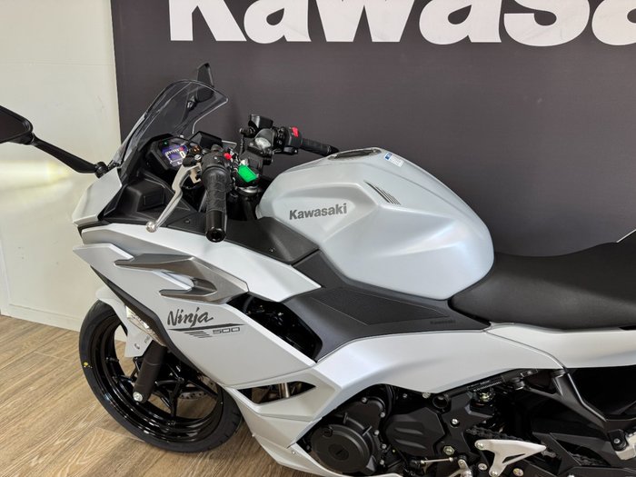 2025 Kawasaki NINJA 500 METALLIC MOONDUST GREY