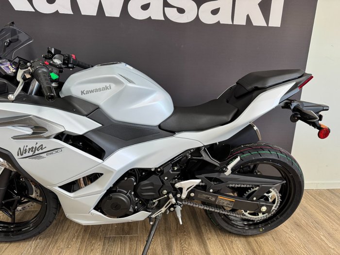 2025 Kawasaki NINJA 500 METALLIC MOONDUST GREY