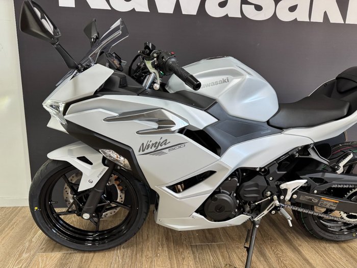 2025 Kawasaki NINJA 500 METALLIC MOONDUST GREY