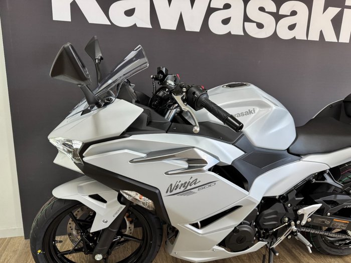 2025 Kawasaki NINJA 500 METALLIC MOONDUST GREY