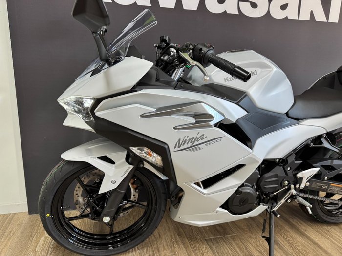 2025 Kawasaki NINJA 500 METALLIC MOONDUST GREY