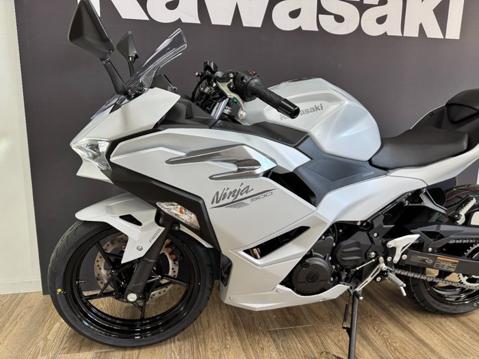 2025 Kawasaki NINJA 500 METALLIC MOONDUST GREY
