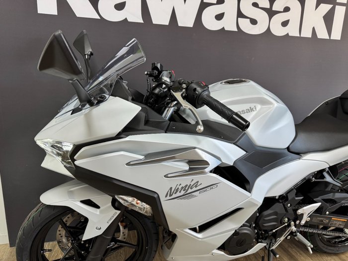 2025 Kawasaki NINJA 500 METALLIC MOONDUST GREY