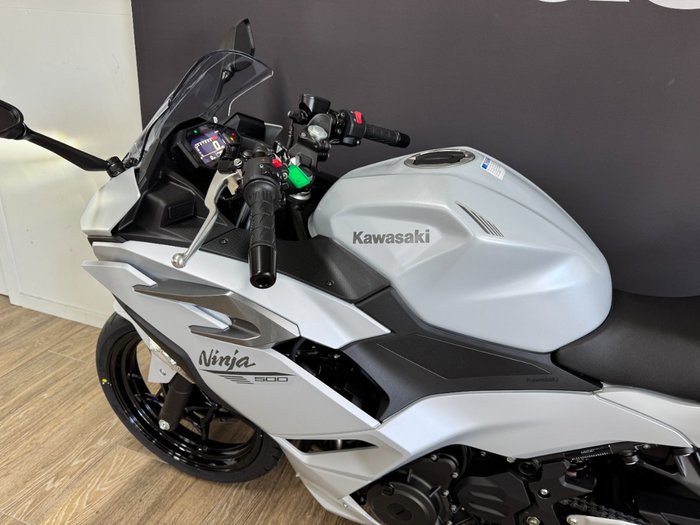 2025 Kawasaki NINJA 500 METALLIC MOONDUST GREY