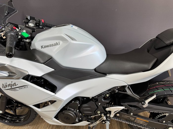 2025 Kawasaki NINJA 500 METALLIC MOONDUST GREY