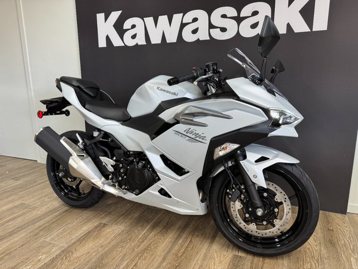 2025 Kawasaki NINJA 500 METALLIC MOONDUST GREY
