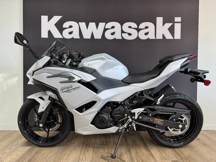 2025 Kawasaki NINJA 500 METALLIC MOONDUST GREY