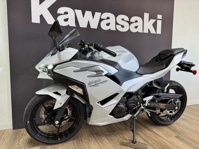 2025 Kawasaki NINJA 500 METALLIC MOONDUST GREY