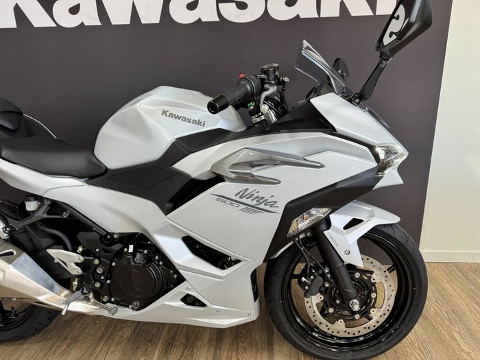 2025 Kawasaki NINJA 500 METALLIC MOONDUST GREY