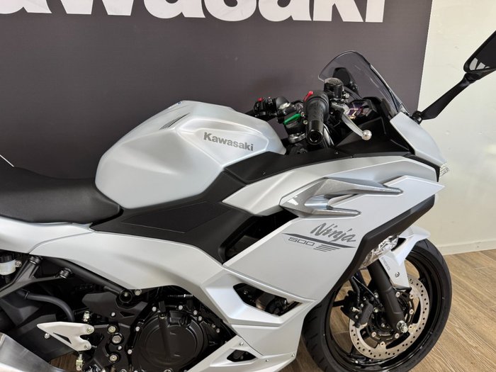2025 Kawasaki NINJA 500 METALLIC MOONDUST GREY
