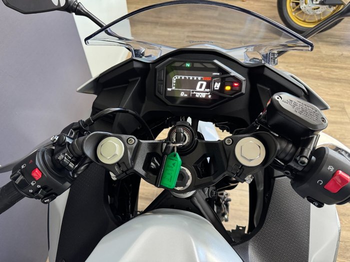 2025 Kawasaki NINJA 500 METALLIC MOONDUST GREY