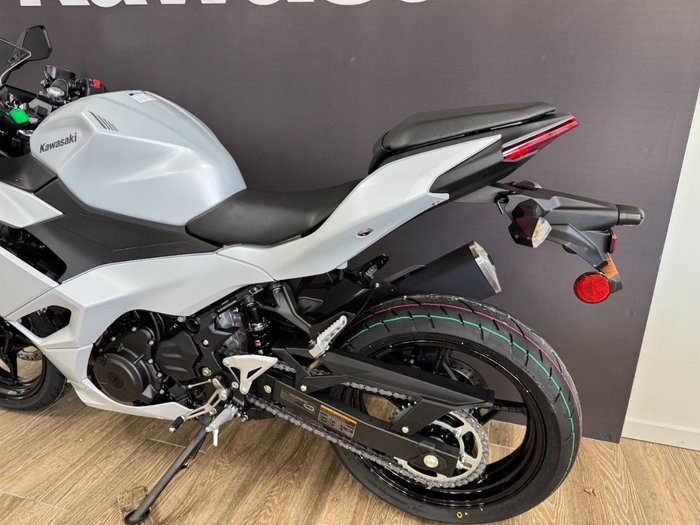 2025 Kawasaki NINJA 500 METALLIC MOONDUST GREY