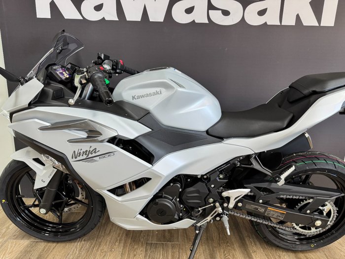 2025 Kawasaki NINJA 500 METALLIC MOONDUST GREY